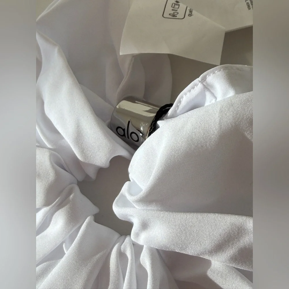 New Auth Alo Yoga Bead It Oversized Scrunchie NWT - white - Picture 2 of 4